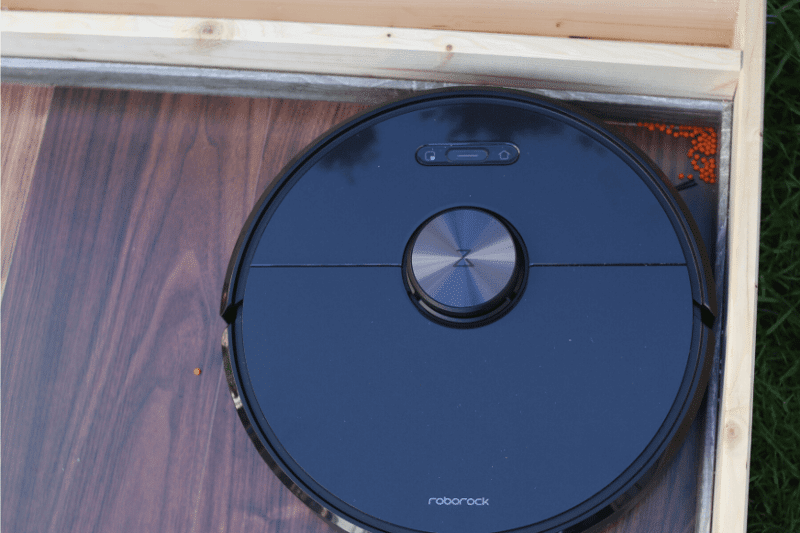 Робот-пылесос при очистке углов.